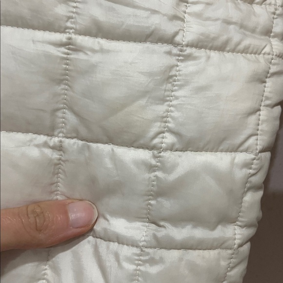 The North Face Women's Off-White Quilted Puffer Jacket - Picture 4 of 9